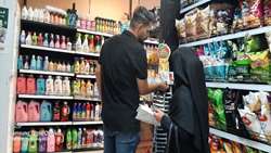 بازرسی مشترک کارشناسان معاونت غذا و دارو و معاونت بهداشتی از عرضه محصولات در شهر همدان