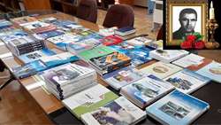 اهدای کتاب‌های دانشجوی فقید دانشکده بهداشت 