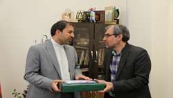 تقدیر رییس دانشکده پیراپزشکی از مدیر روابط عمومی دانشگاه
