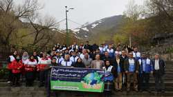 کارشناسان سلامت محیط و دوستداران طبیعت ارتفاعات گنج‌نامه را پاکسازی کردند