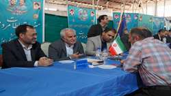 گزارش تصویری حضور رئیس دانشگاه در میز خدمت مصلای نماز جمعه به مناسبت هفته دولت در هفتم شهریور 