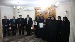 دیدار رییس دانشگاه و مشاور وزیر در امور ایثارگران با خانواده شهید عزیزی‌نسب به مناسبت روز مادر