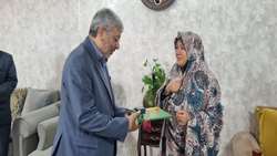 تجلیل مسئولان دانشگاه علوم پزشکی همدان از خانواده پرستار شهید الله‌حسین معصومی