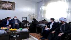 دیدار وزیر بهداشت با خانواده شهید محسن بکند شهید شاخص سال در شهرستان رزن