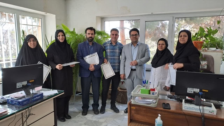 تجلیل از کارکنان واحد منابع انسانی بیمارستان ولیعصر(عج)