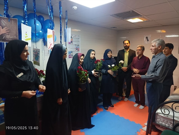 گرامیداشت هفته ملی جمعیت با اهدای گل به مادران در بیمارستان امام رضا (ع) کبودراهنگ