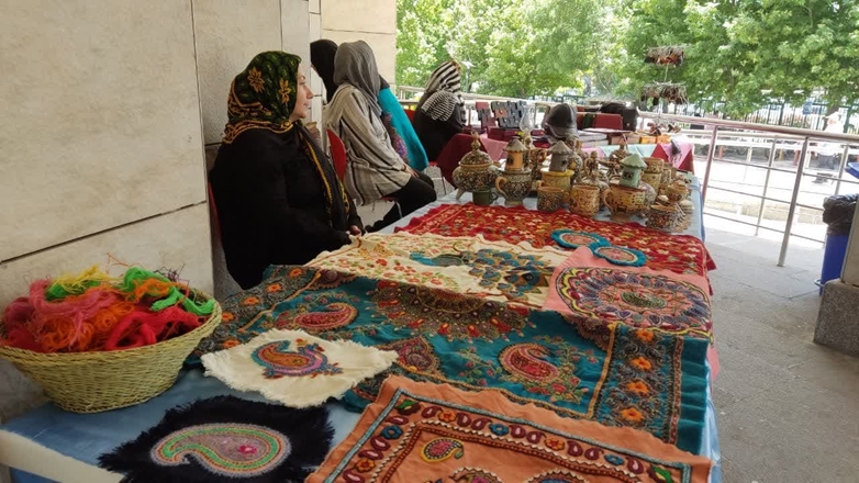 برپائی نمایشگاه صنایع دستی با هدف احترام به هویت ملی واشتغالزائی در مرکز قلب و عروق فرشچیان 