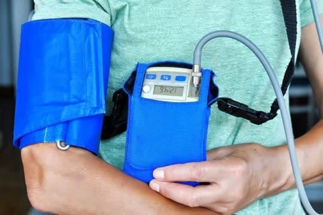 اهدای دو دستگاه هولتر  پیشرفته فشار خون به مرکز