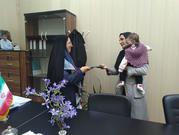 تجلیل از دانشجوی مادر در دانشکده علوم و فناوری‌های نوین پزشکی