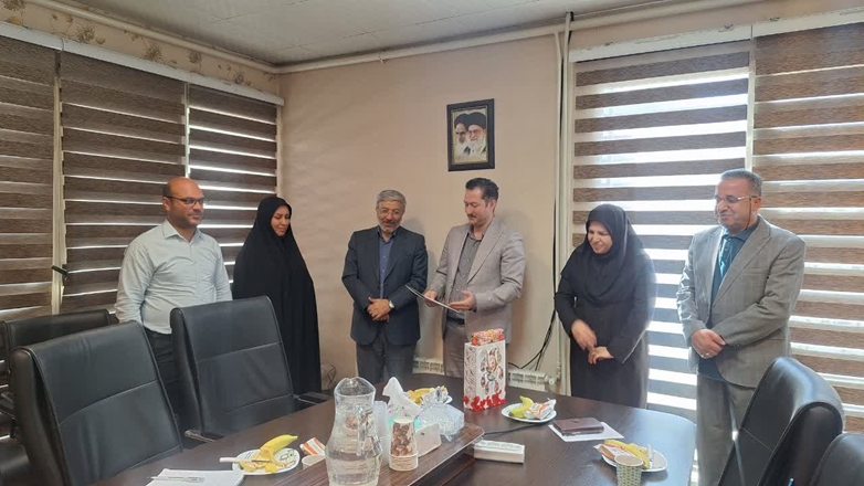 تجلیل از فرزند شهید شاغل در شبکه بهداشت و درمان شهرستان بهار