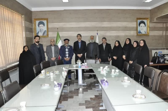 جمعی از هنرمندان با مدیرشبکه بهداشت ودرمان تویسرکان دیدار کردند