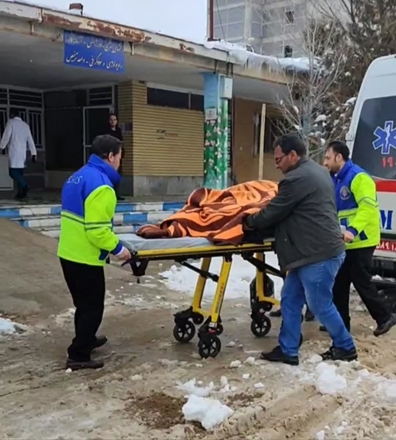 نجات مادر باردار گرفتار در برف روستای منوچهر توسط کارشناسان اورژانس پیش بیمارستانی ۱۱۵