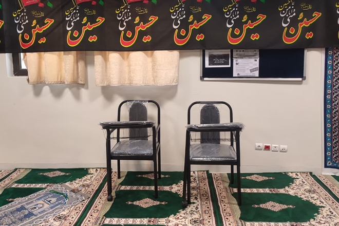 اهداء دو عدد صندلی نماز جهت استفاده در نمازخانه بیمارستان سردار شهید سلیمانی تویسرکان