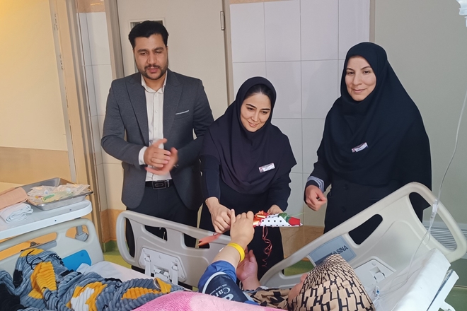 عیادت از مادر بستری دارای چهار فرزند ، در بخش CCU  