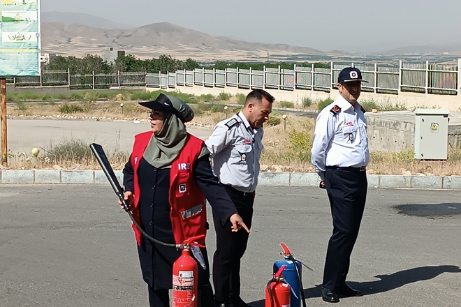 برگزاری کارگاه آموزشی اطفاء حریق برای کارکنان و اعضای تیم آتش نشانی بیمارستان شهید سلیمانی 