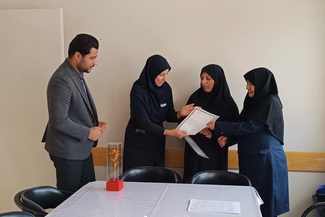 تجلیل از کارکنان دارای سه فرزند در هفته ملی جمعیت