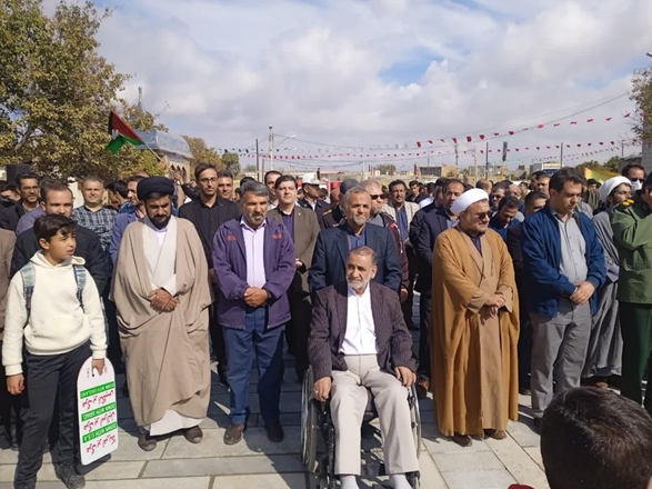 حضور پرشور مدیر و کارکنان شبکه بهداشت و درمان شهرستان فامنین در راهپیمایی یوم اله ۱۳ آبان