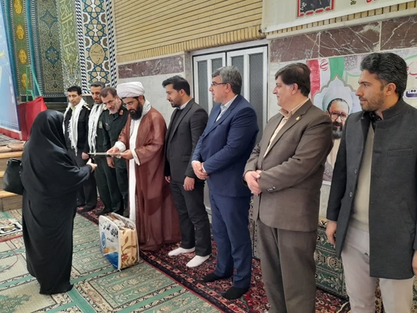 تجلیل از بهورز نمونه فامنین در آیین عبادی سیاسی نماز جمعه
