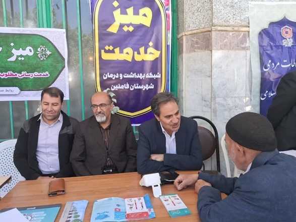 برپایی ایستگاه اندازه گیری فشار خون در مصلای نماز جمعه شهرستان فامنین