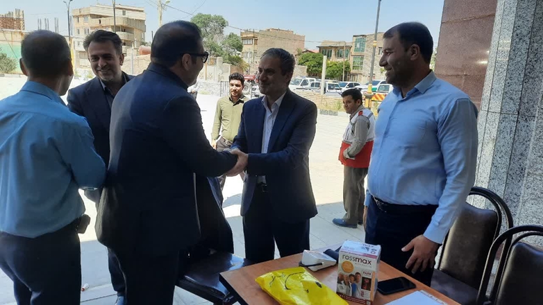 برپایی میز خدمت «شبکه بهداشت» در نماز جمعه فامنین به مناسبت هفته دولت