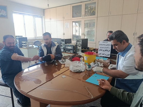 برگزاری میز خدمت و اجرای خطرسنجی سلامت برای کارکنان آموزش و پرورش فامنین