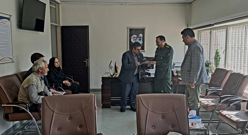 تجلیل فرمانده مرکز آموزش قدس سپاه از تیم سلامت مرکز بهداشت همدان