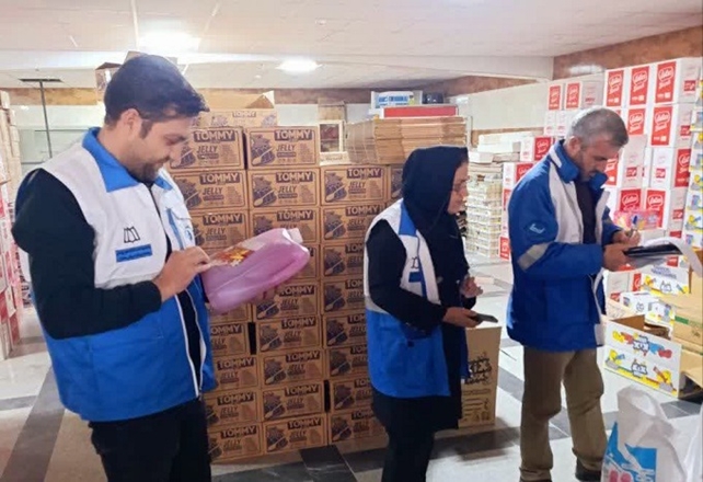 ضبط بیش از ۵۰۰ کیلوگرم موادغذایی تاریخ گذشته از یک انبار در همدان 
