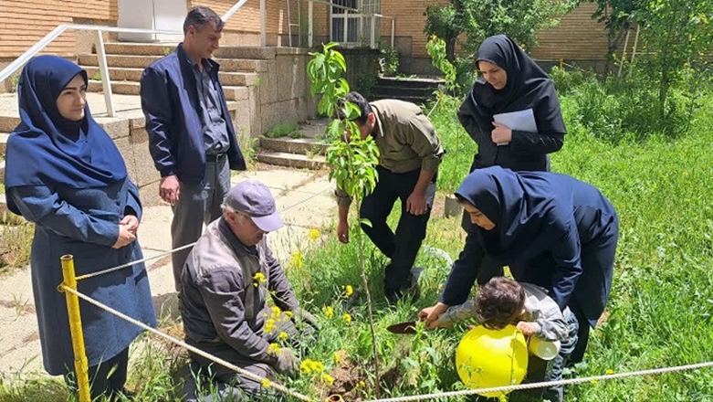 قدردانی از کارکنان پیشرو در مسیر جوانی جمعیت در مرکز بهداشت همدان