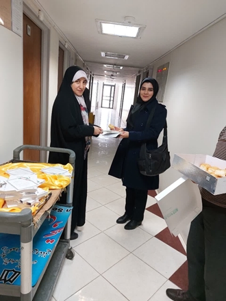 اهدای کتاب داستان رویان به همکاران و کارکنان دانشکده پرستاری و مامایی