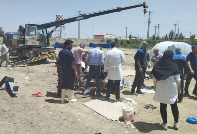 انتقال چهار مصدوم حادثه سقوط بسکت به‌دلیل جداشدن کابل نگهدارنده جرثقیل 