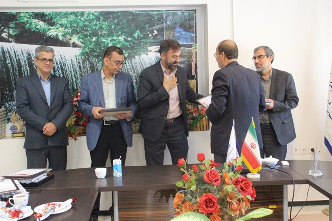 تجلیل و قدردانی از ایثارگران شبکه بهداشت و درمان نهاوند