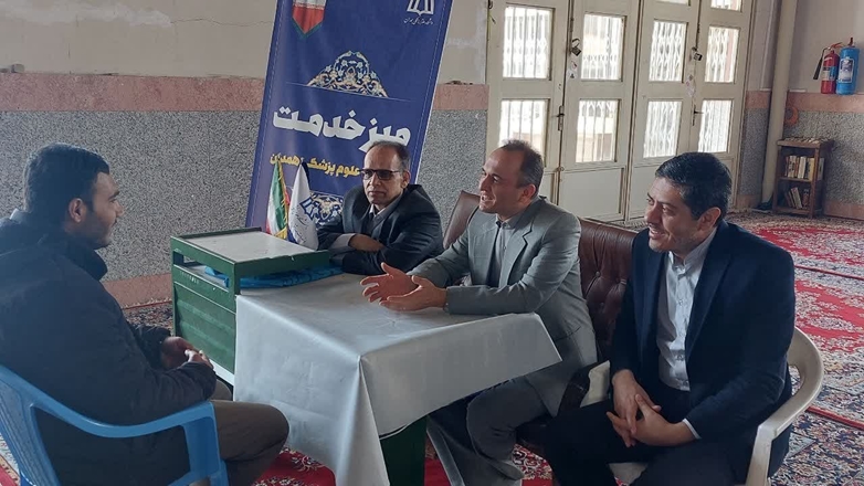 حضور معاون درمان دانشگاه در میز خدمت نماز جمعه این هفته