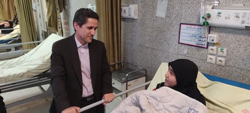  بازدید میدانی و عیادت رییس دانشگاه علوم پزشکی همدان از دانش‌آموزان مسموم‌شده در مدرسه 