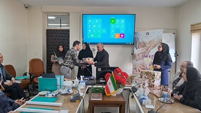 تجلیل از سفیران سلامت ادارات همدان
