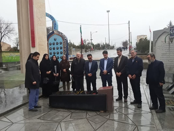 با حضور مسئولان و اعضای کانون بسیج جامعه پزشکی بیمارستان بعثت؛ تجدید بیعت با شهدا در آستانه سال نو 