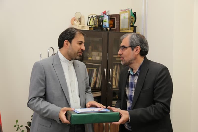 تقدیر رییس دانشکده پیراپزشکی از مدیر روابط عمومی دانشگاه