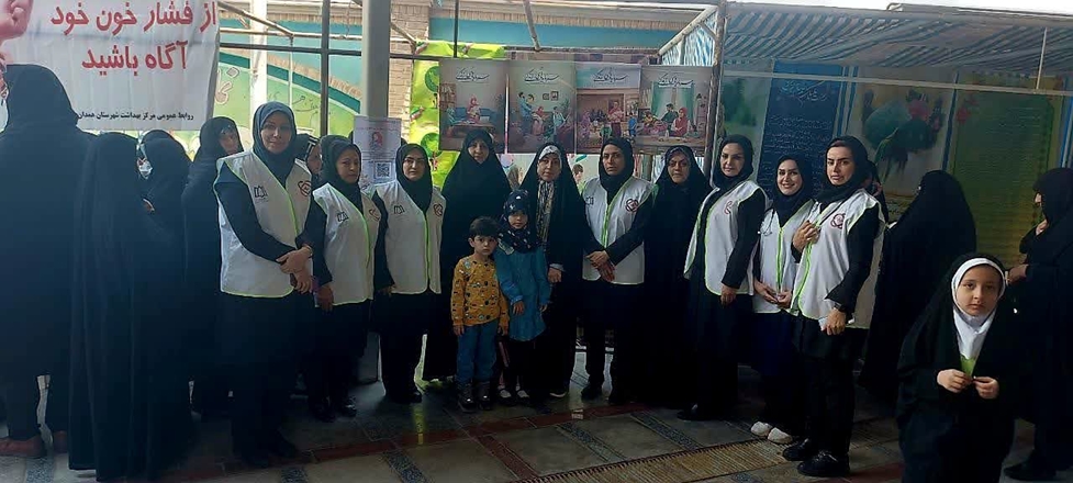 برپایی غرفه جوانی جمعیت در نماز جمعه همدان