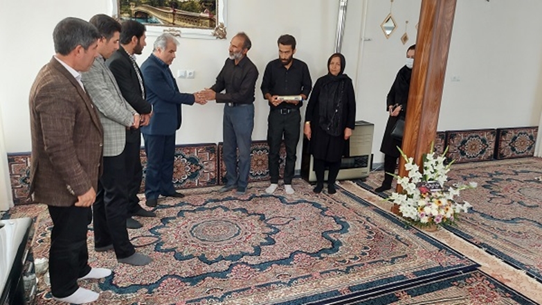 قدردانی مدیران شبکه بهداشت و درمان رزن از خانواده سخاوتمند عبادی گلشن