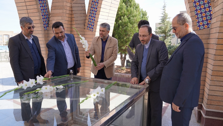 تجدید عهد و ادای احترام رییس شورای اطلاع‌رسانی دولت با شهدای گمنام دانشگاه علوم پزشکی همدان