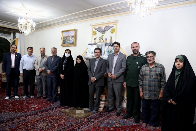 دیدار مسئولین دانشگاه با خانواده شهیدان قاسمی به مناسبت هفته دفاع مقدس 