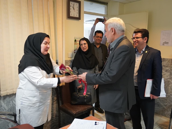 بازدید رئیس دانشگاه علوم پزشکی همدان از مرکز سلامت خانواده و دیدار با زوجین در هفته سلامت