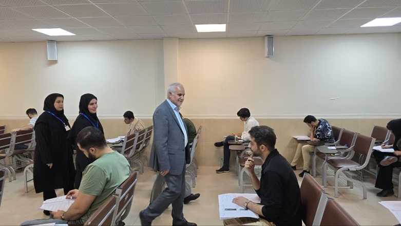 گزارش تصویری بازدید رئیس دانشگاه علوم پزشکی همدان از محل برگزاری چهل‌وچهارمین آزمون ارتقاء دستیاری تخصصی