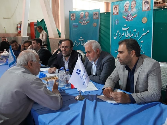 حضور رئیس دانشگاه در میز خدمت مصلای نماز جمعه به مناسبت هفته دولت