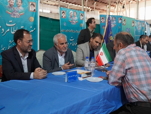 گزارش تصویری حضور رئیس دانشگاه در میز خدمت مصلای نماز جمعه به مناسبت هفته دولت در هفتم شهریور 