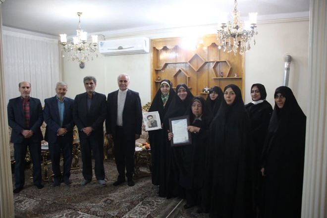 دیدار رییس دانشگاه و مشاور وزیر در امور ایثارگران با خانواده شهید عزیزی‌نسب به مناسبت روز مادر