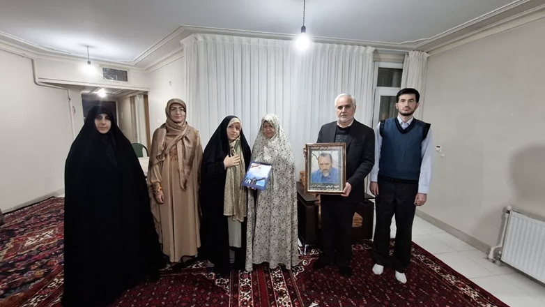  دیدار با خانواده شهید حسینعلی قربانی در پنجمین روز از دهه مبارک فجر