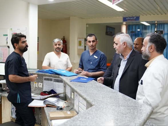 ادامه بازدیدهای رئیس دانشگاه علوم پزشکی همدان از مراکز درمانی / حضور در بیمارستان بعثت و گفت‌وگو با کادر درمان