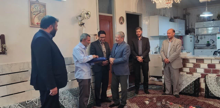 دیدار مدیر امور ایثارگران دانشگاه با جانباز ۲۵ درصد دفاع مقدس عباس ربیعی در تویسرکان 