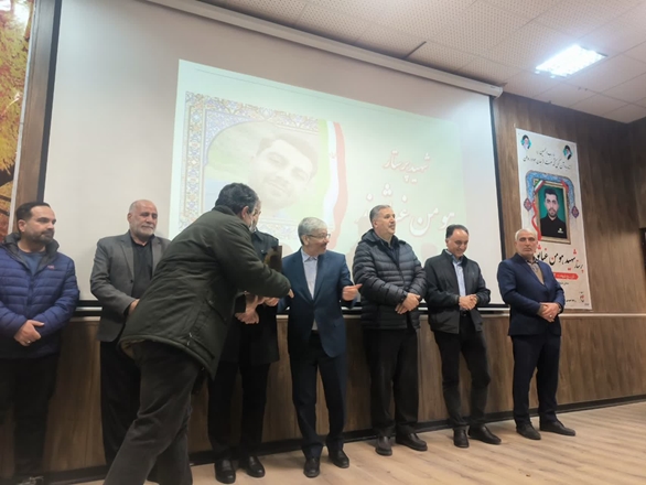 همایش تجلیل از ایثارگران شبکه بهداشت و درمان ملایر برگزار شد