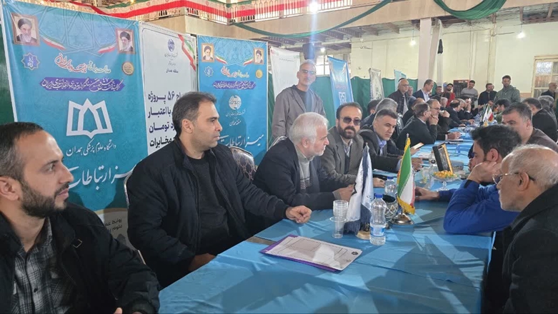 گزارش تصویری حضور رئیس دانشگاه در میز خدمت مصلای نماز جمعه به مناسبت دهه مبارک فجر
